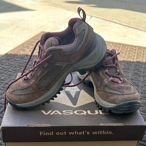 Vasque Women's Brown and Burgundy Hiking Shoes 7491 Breeze 2.0 Low GTX